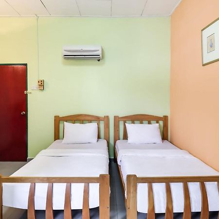 Oyo 89584 Hotel Sahara Куала-Кубу-Бару Экстерьер фото
